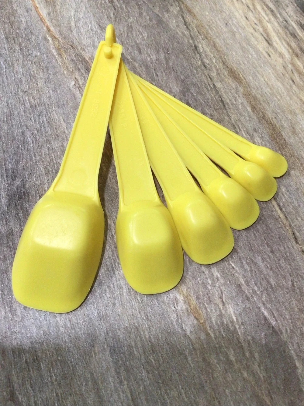 Vtg Rubbermaid Yellow Nesting Measuring Spoons Set 6pc 2231-2236 Plastic Ring